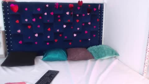Snapshot of artemiza_love_ chatting on February 13, 2025, 6:27 pm artemiza online show from February 13, 2025, 6:27 pm