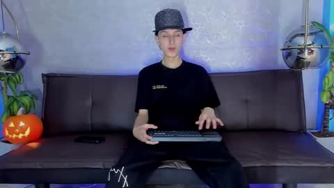 arthurcox_ online show from October 28, 2025, 5:37 pm