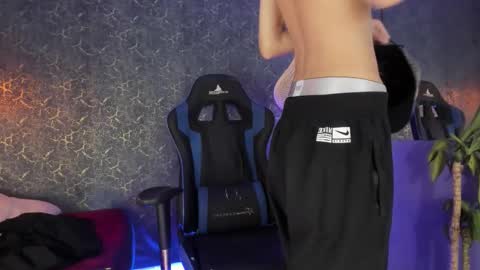 arthurcox_ online show from November 16, 2025, 5:18 pm