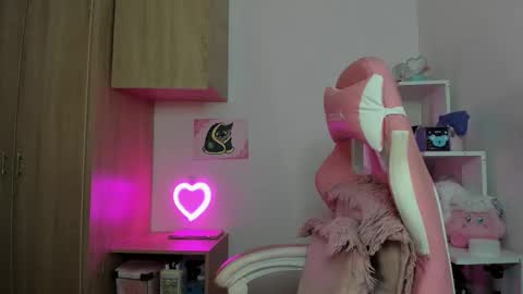 Lenna online show from October 28, 2025, 5:11 am