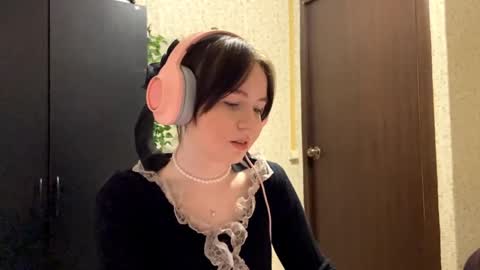 Snapshot of artiekuszynski chatting on May 9, 2026, 3:39 pm Mary online show from May 9, 2026, 3:39 pm