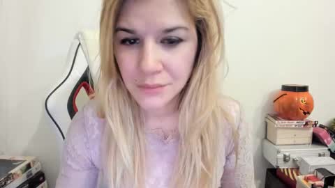 Snapshot of artsyandcraftsy_ chatting on January 30, 2025, 9:25 pm MIA online show from January 30, 2025, 9:25 pm