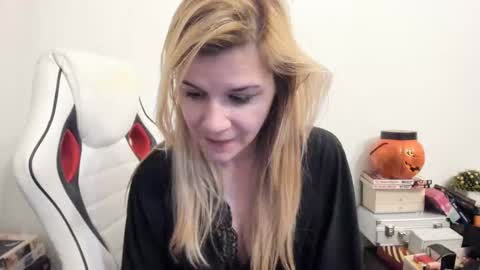 Snapshot of artsyandcraftsy_ chatting on February 1, 2025, 4:54 pm MIA online show from February 1, 2025, 4:54 pm