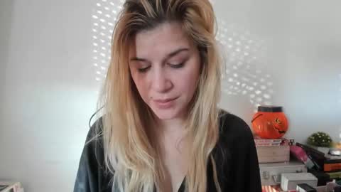 Snapshot of artsyandcraftsy_ chatting on February 2, 2025, 1:41 pm MIA online show from February 2, 2025, 1:41 pm