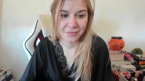 Snapshot of artsyandcraftsy_ chatting on February 3, 2025, 10:58 am MIA online show from February 3, 2025, 10:58 am