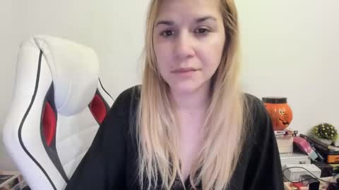 Snapshot of artsyandcraftsy_ chatting on February 3, 2025, 7:00 pm MIA online show from February 3, 2025, 7:00 pm