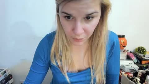 Snapshot of artsyandcraftsy_ chatting on February 4, 2025, 7:55 pm MIA online show from February 4, 2025, 7:55 pm