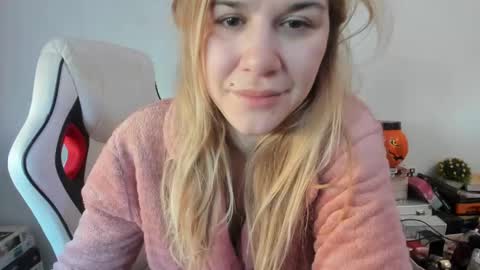 Snapshot of artsyandcraftsy_ chatting on February 5, 2025, 7:39 am MIA online show from February 5, 2025, 7:39 am