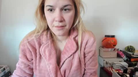 Snapshot of artsyandcraftsy_ chatting on February 5, 2025, 10:41 am MIA online show from February 5, 2025, 10:41 am