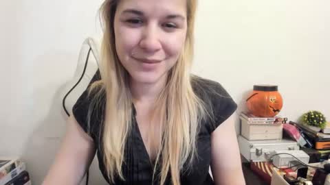 Snapshot of artsyandcraftsy_ chatting on February 5, 2025, 6:04 pm MIA online show from February 5, 2025, 6:04 pm