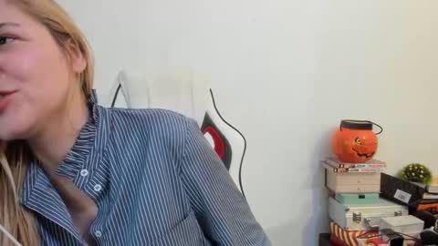 Snapshot of artsyandcraftsy_ chatting on February 6, 2025, 2:37 pm MIA online show from February 6, 2025, 2:37 pm