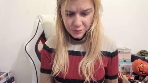 Snapshot of artsyandcraftsy_ chatting on February 7, 2025, 8:42 pm MIA online show from February 7, 2025, 8:42 pm
