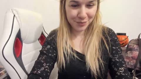 Snapshot of artsyandcraftsy_ chatting on February 10, 2025, 7:38 pm MIA online show from February 10, 2025, 7:38 pm