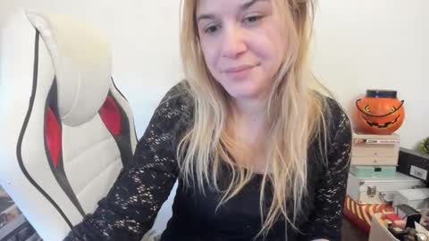 Snapshot of artsyandcraftsy_ chatting on February 11, 2025, 12:27 pm MIA online show from February 11, 2025, 12:27 pm