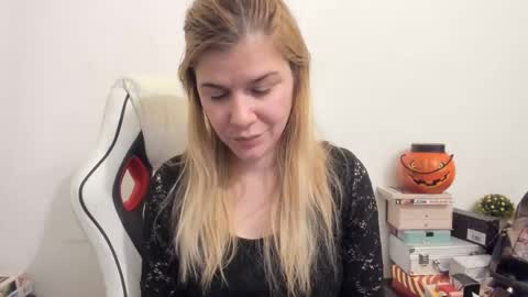 Snapshot of artsyandcraftsy_ chatting on February 11, 2025, 5:29 pm MIA online show from February 11, 2025, 5:29 pm