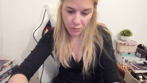 Snapshot of artsyandcraftsy_ chatting on February 12, 2025, 9:01 pm MIA online show from February 12, 2025, 9:01 pm