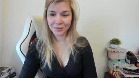 Snapshot of artsyandcraftsy_ chatting on February 13, 2025, 10:02 am MIA online show from February 13, 2025, 10:02 am