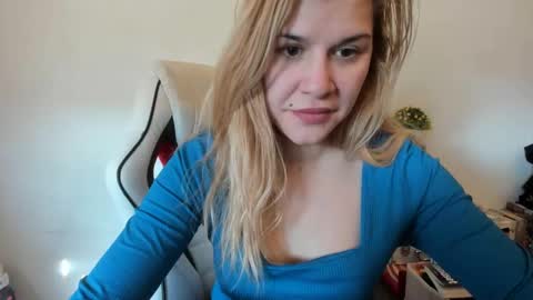 Snapshot of artsyandcraftsy_ chatting on February 19, 2025, 12:44 pm MIA online show from February 19, 2025, 12:44 pm