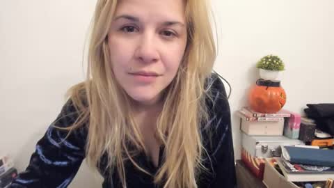 Snapshot of artsyandcraftsy_ chatting on February 20, 2025, 7:52 pm MIA online show from February 20, 2025, 7:52 pm
