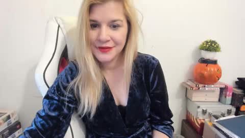 Snapshot of artsyandcraftsy_ chatting on February 21, 2025, 4:16 pm MIA online show from February 21, 2025, 4:16 pm
