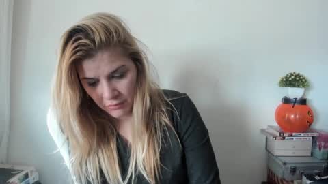 Snapshot of artsyandcraftsy_ chatting on February 22, 2025, 2:41 pm MIA online show from February 22, 2025, 2:41 pm
