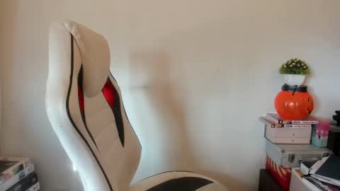 Snapshot of artsyandcraftsy_ chatting on February 23, 2025, 12:48 pm MIA online show from February 23, 2025, 12:48 pm