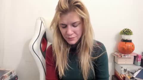Snapshot of artsyandcraftsy_ chatting on February 23, 2025, 5:39 pm MIA online show from February 23, 2025, 5:39 pm