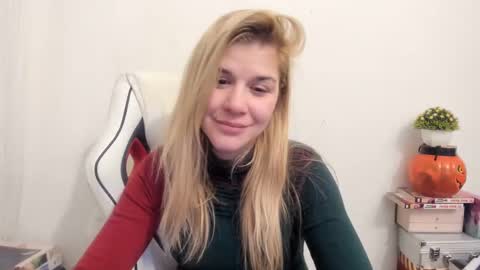 Snapshot of artsyandcraftsy_ chatting on February 23, 2025, 8:44 pm MIA online show from February 23, 2025, 8:44 pm