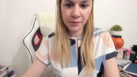 Snapshot of artsyandcraftsy_ chatting on February 24, 2025, 9:41 pm MIA online show from February 24, 2025, 9:41 pm