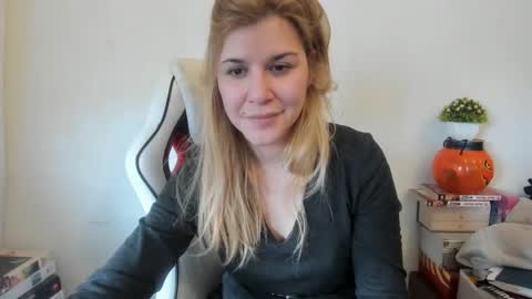 Snapshot of artsyandcraftsy_ chatting on February 25, 2025, 1:17 pm MIA online show from February 25, 2025, 1:17 pm