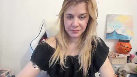 Snapshot of artsyandcraftsy_ chatting on February 26, 2025, 2:36 pm MIA online show from February 26, 2025, 2:36 pm