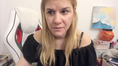 Snapshot of artsyandcraftsy_ chatting on February 26, 2025, 6:11 pm MIA online show from February 26, 2025, 6:11 pm