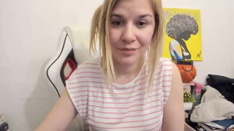 Snapshot of artsyandcraftsy_ chatting on March 3, 2025, 6:22 pm MIA online show from March 3, 2025, 6:22 pm