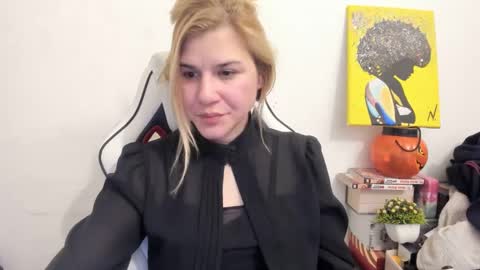 Snapshot of artsyandcraftsy_ chatting on March 4, 2025, 10:05 pm MIA online show from March 4, 2025, 10:05 pm