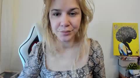 Snapshot of artsyandcraftsy_ chatting on March 8, 2025, 8:44 am MIA online show from March 8, 2025, 8:44 am