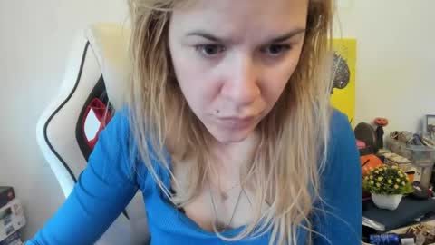 Snapshot of artsyandcraftsy_ chatting on March 11, 2025, 8:52 am MIA online show from March 11, 2025, 8:52 am