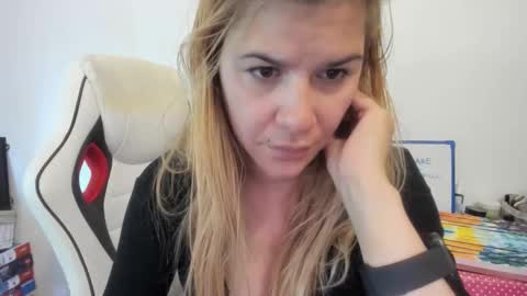 Snapshot of artsyandcraftsy_ chatting on September 14, 2025, 9:19 am MIA online show from September 14, 2025, 9:19 am