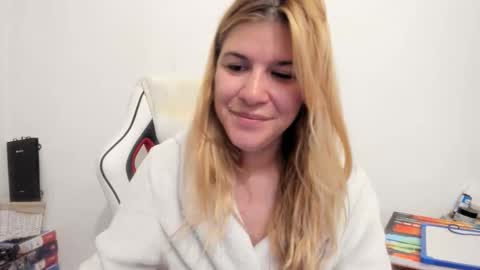 Snapshot of artsyandcraftsy_ chatting on September 15, 2025, 4:23 am MIA online show from September 15, 2025, 4:23 am