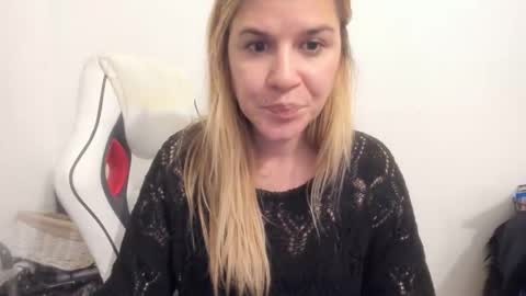 Snapshot of artsyandcraftsy_ chatting on September 22, 2025, 8:44 pm MIA online show from September 22, 2025, 8:44 pm