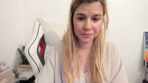 Snapshot of artsyandcraftsy_ chatting on September 29, 2025, 9:52 pm MIA online show from September 29, 2025, 9:52 pm