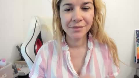 Snapshot of artsyandcraftsy_ chatting on September 30, 2025, 9:58 am MIA online show from September 30, 2025, 9:58 am