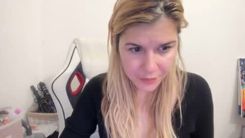 Snapshot of artsyandcraftsy_ chatting on September 30, 2025, 10:59 pm MIA online show from September 30, 2025, 10:59 pm