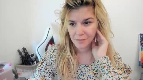 Snapshot of artsyandcraftsy_ chatting on October 1, 2025, 11:05 am MIA online show from October 1, 2025, 11:05 am