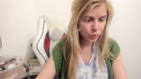 Snapshot of artsyandcraftsy_ chatting on October 7, 2025, 8:50 pm MIA online show from October 7, 2025, 8:50 pm