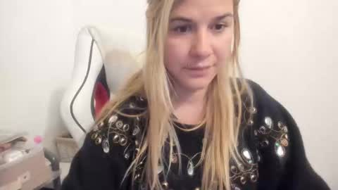 Snapshot of artsyandcraftsy_ chatting on October 8, 2025, 9:45 pm MIA online show from October 8, 2025, 9:45 pm