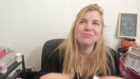 Snapshot of artsyandcraftsy_ chatting on March 19, 2026, 8:57 pm MIA online show from March 19, 2026, 8:57 pm