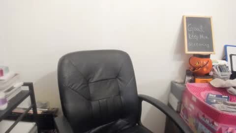 Snapshot of artsyandcraftsy_ chatting on March 23, 2026, 11:42 pm MIA online show from March 23, 2026, 11:42 pm