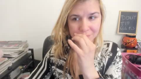 Snapshot of artsyandcraftsy_ chatting on March 29, 2026, 10:10 pm MIA online show from March 29, 2026, 10:10 pm