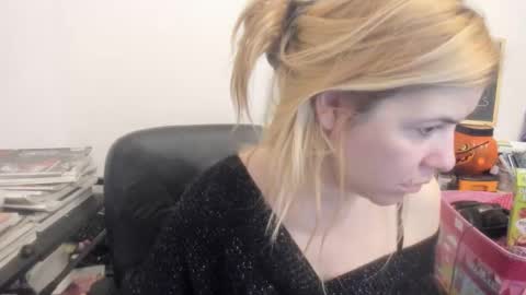 Snapshot of artsyandcraftsy_ chatting on March 31, 2026, 10:26 am MIA online show from March 31, 2026, 10:26 am