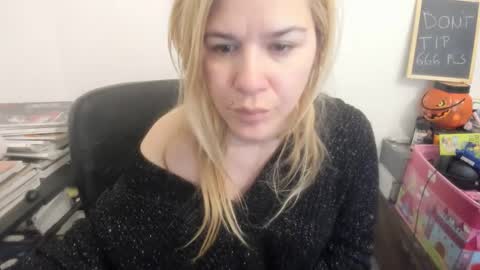 Snapshot of artsyandcraftsy_ chatting on April 1, 2026, 7:20 am MIA online show from April 1, 2026, 7:20 am